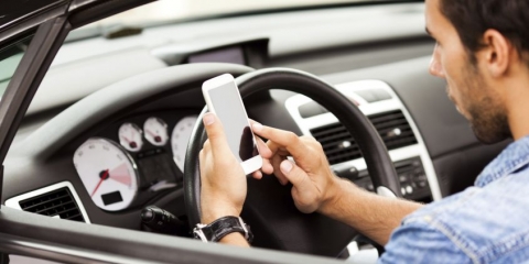 Cellulare alla guida: via la patente da subito e multe fino a 2.500 euro. Le novità in arrivo